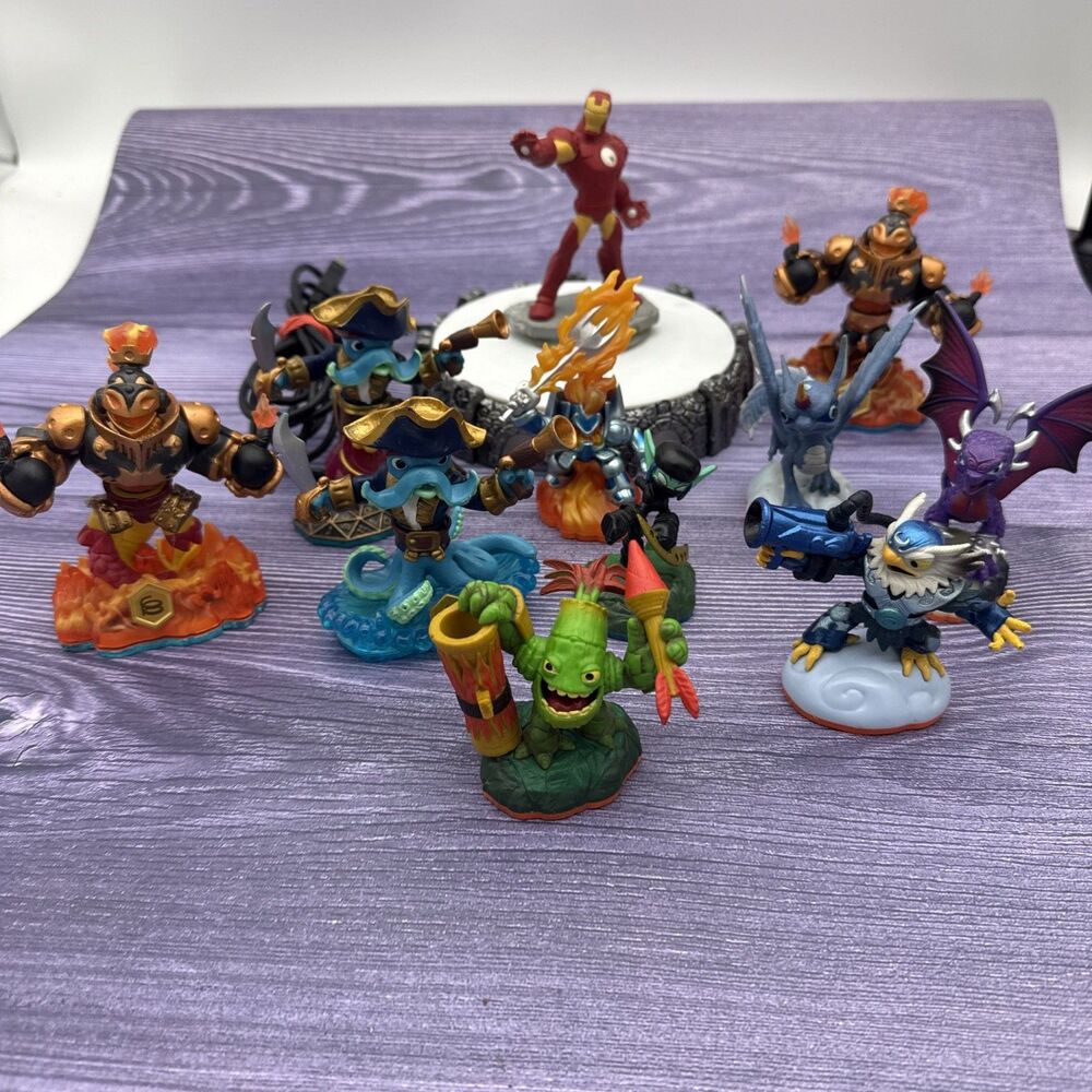 Skylanders Action Figure Lot Activision 10 Mixed Figures With Portal of Power